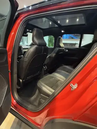 VOLVO-XC40-2021