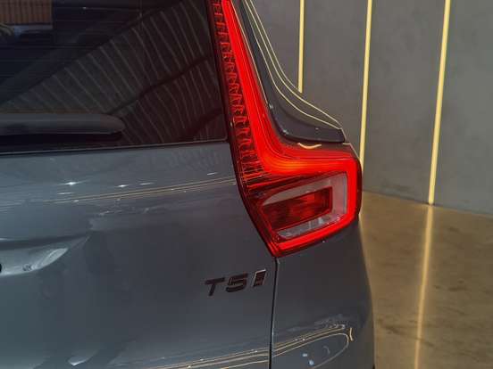 VOLVO-XC40-2019