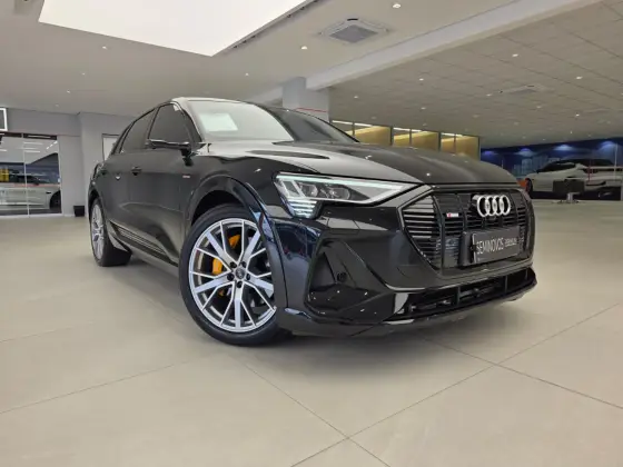 AUDI E-TRON ELÉTRICO PERFORMANCE BLACK QUATTRO AUDI E-TRON ELÉTRICO PERFORMANCE BLACK QUATTRO