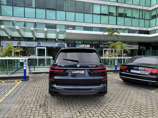 BMW-X7-2024