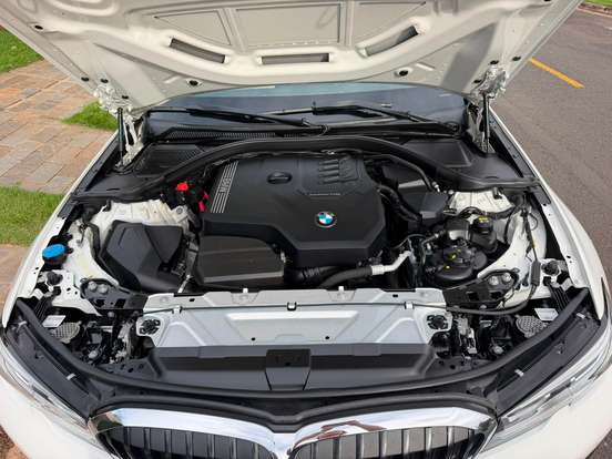 BMW-320i-2021