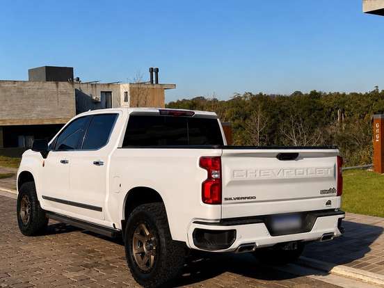 CHEVROLET-SILVERADO-5.3 V8 GASOLINA 1500 HIGH COUNTRY 4X4 AUTOMÁTICO CHEVROLET-SILVERADO-2024