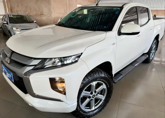 MITSUBISHI L200 TRITON 2.4 16V TURBO DIESEL OUTDOOR GLS CD 4X4 AUTOMÁTICO MITSUBISHI L200 TRITON 2.4 16V TURBO DIESEL OUTDOOR GLS CD 4X4 AUTOMÁTICO