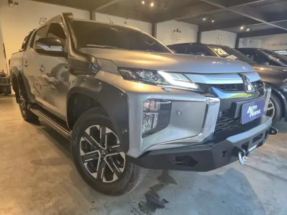 MITSUBISHI L200 TRITON 2.4 16V TURBO DIESEL SPORT HPE-S CD 4P 4X4 AUTOMÁTICO MITSUBISHI L200 TRITON 2.4 16V TURBO DIESEL SPORT HPE-S CD 4P 4X4 AUTOMÁTICO