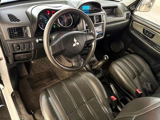 MITSUBISHI-PAJERO TR4-2.0 4X2 16V 140CV FLEX 4P MANUAL MITSUBISHI-PAJERO TR4-2013