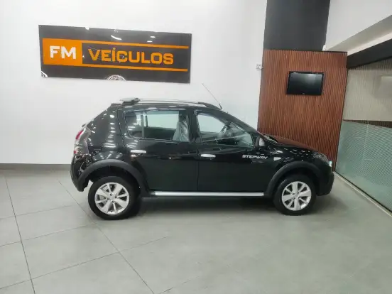 RENAULT-SANDERO-2012