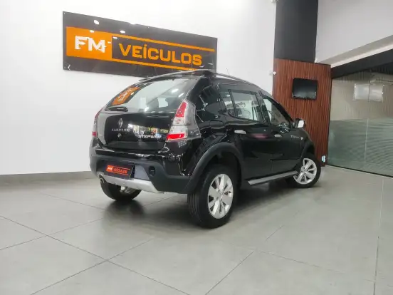 RENAULT-SANDERO-2012