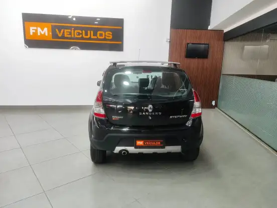 RENAULT-SANDERO-2012