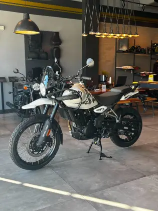 ROYAL ENFIELD HIMALAYAN 450 KAMET WHITE 