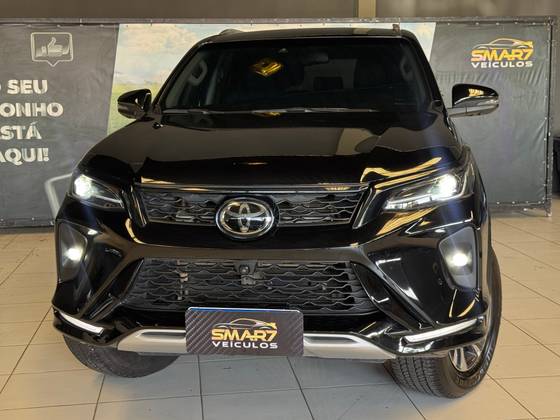 TOYOTA HILUX 2.8 D-4D TURBO DIESEL CD SRX 4X4 AUTOMÁTICO