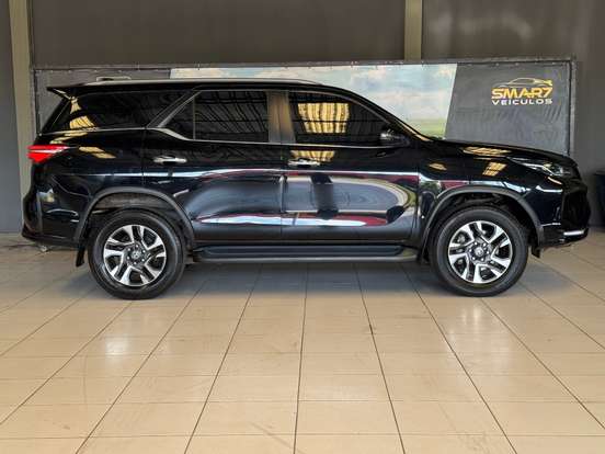 TOYOTA-HILUX-2023