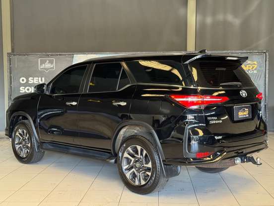 TOYOTA-HILUX-2023