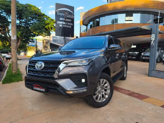 TOYOTA HILUX SW4 2.7 VVT-i FLEX SRV 7L 4X2 AUTOMÁTICO TOYOTA HILUX SW4 2.7 VVT-i FLEX SRV 7L 4X2 AUTOMÁTICO