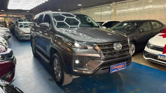 TOYOTA HILUX SW4 2.7 VVT-i FLEX SRV 7L 4X2 AUTOMÁTICO TOYOTA HILUX SW4 2.7 VVT-i FLEX SRV 7L 4X2 AUTOMÁTICO