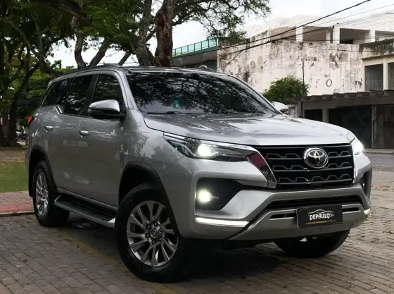 TOYOTA HILUX SW4 2.8 D-4D TURBO DIESEL SRX 7L 4X4 AUTOMÁTICO TOYOTA HILUX SW4 2.8 D-4D TURBO DIESEL SRX 7L 4X4 AUTOMÁTICO