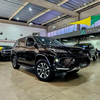 TOYOTA HILUX SW4 2.8 D-4D TURBO DIESEL SRX PLATINUM 7L 4X4 AUTOMÁTICO TOYOTA HILUX SW4 2.8 D-4D TURBO DIESEL SRX PLATINUM 7L 4X4 AUTOMÁTICO