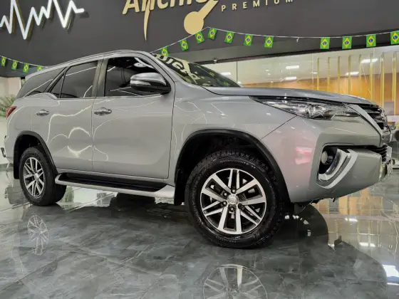 TOYOTA HILUX SW4 2.8 SRX 4X4 7 LUGARES 16V TURBO INTERCOOLER DIESEL 4P AUTOMÁTICO TOYOTA HILUX SW4 2.8 SRX 4X4 7 LUGARES 16V TURBO INTERCOOLER DIESEL 4P AUTOMÁTICO