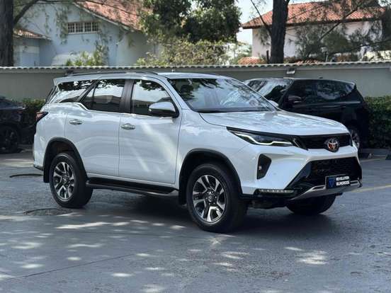 TOYOTA-HILUX SW4-2024