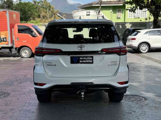 TOYOTA-HILUX SW4-2024