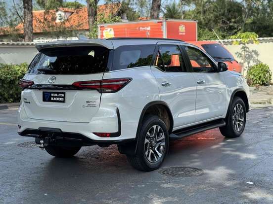 TOYOTA-HILUX SW4-2024