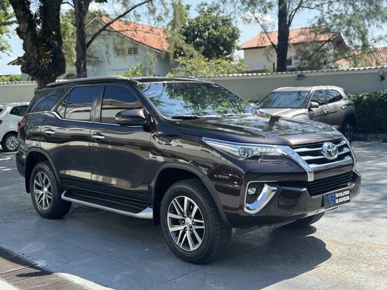 TOYOTA HILUX SW4 2.8 SRX 4X4 7 LUGARES 16V TURBO INTERCOOLER DIESEL 4P AUTOMÁTICO