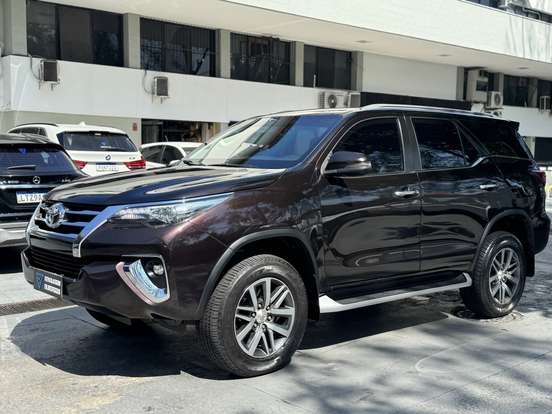 TOYOTA-HILUX SW4-2.8 SRX 4X4 7 LUGARES 16V TURBO INTERCOOLER DIESEL 4P AUTOMÁTICO TOYOTA-HILUX SW4-2019