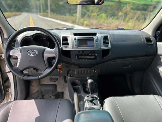 TOYOTA-HILUX SW4-2012