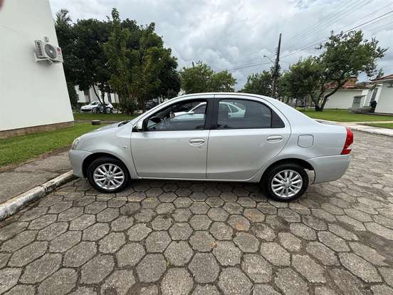 TOYOTA-ETIOS-1.5 XLS SEDAN 16V FLEX 4P MANUAL TOYOTA-ETIOS-2014