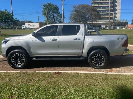 TOYOTA HILUX 2.8 D-4D TURBO DIESEL CD SRX 4X4 AUTOMÁTICO