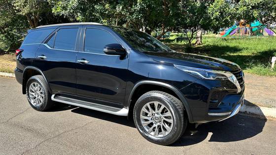 TOYOTA HILUX SW4 2.8 D-4D TURBO DIESEL SRX 7L 4X4 AUTOMÁTICO