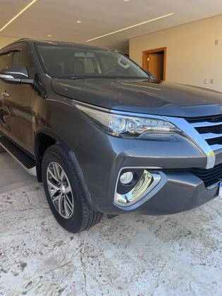 TOYOTA HILUX SW4 2.8 SRX 4X4 7 LUGARES 16V TURBO INTERCOOLER DIESEL 4P AUTOMÁTICO