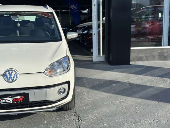 VOLKSWAGEN-CROSS UP-2016
