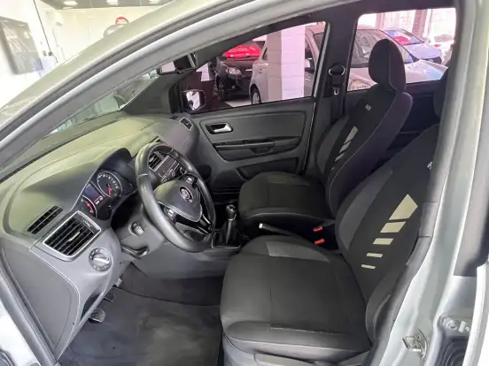 VOLKSWAGEN-FOX-2017