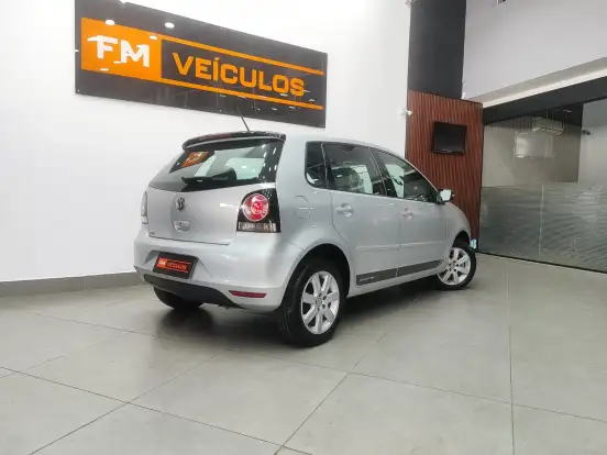 VOLKSWAGEN-POLO-2012