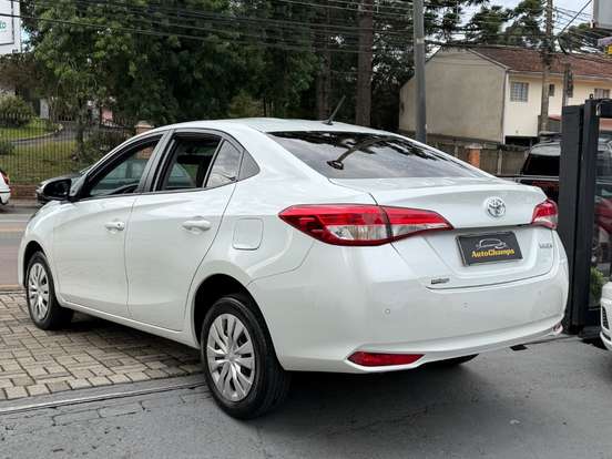 TOYOTA-YARIS-2024