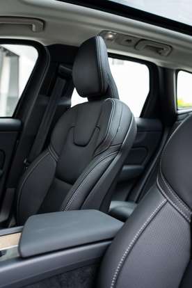 VOLVO-XC60-2025