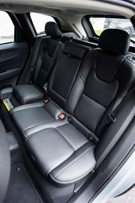 VOLVO-XC60-2025