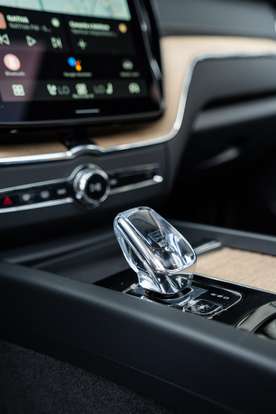 VOLVO-XC60-2025