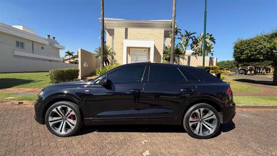 AUDI-Q8-2021