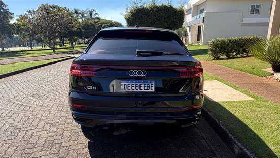 AUDI-Q8-2021