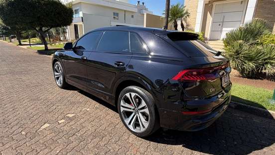 AUDI-Q8-2021