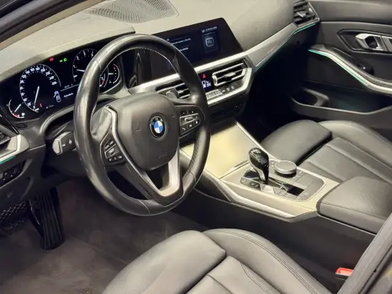 BMW-320i-2019