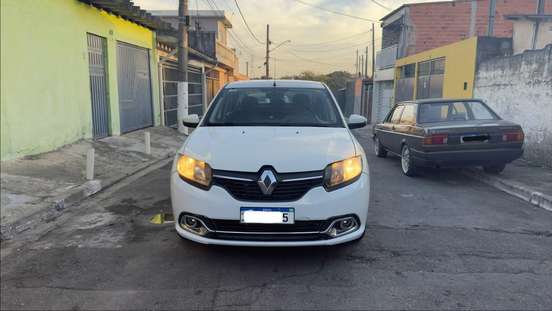 RENAULT-LOGAN-2015