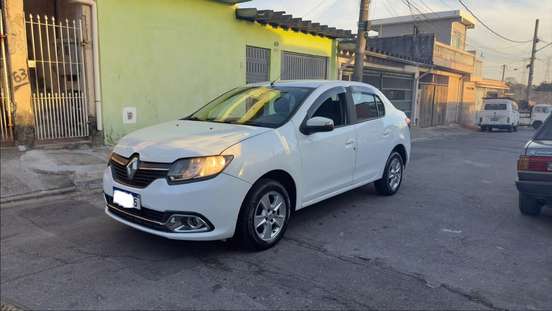 RENAULT-LOGAN-2015