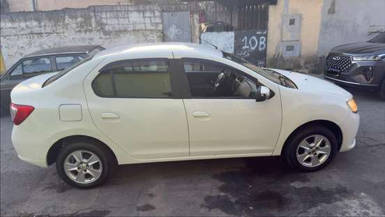 RENAULT-LOGAN-2015