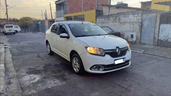 RENAULT-LOGAN-2015