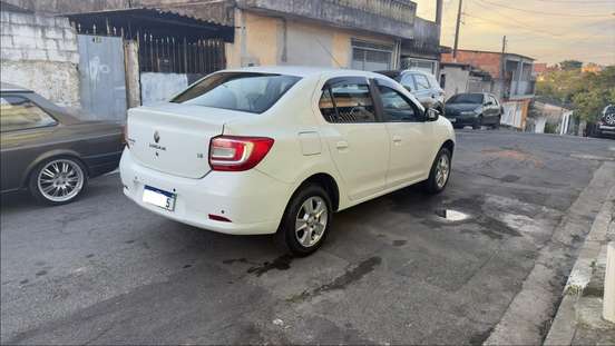 RENAULT-LOGAN-2015