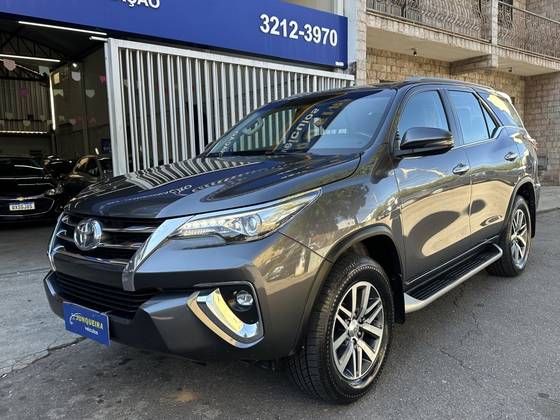 TOYOTA HILUX SW4 2.8 SRX 4X4 7 LUGARES 16V TURBO INTERCOOLER DIESEL 4P AUTOMÁTICO