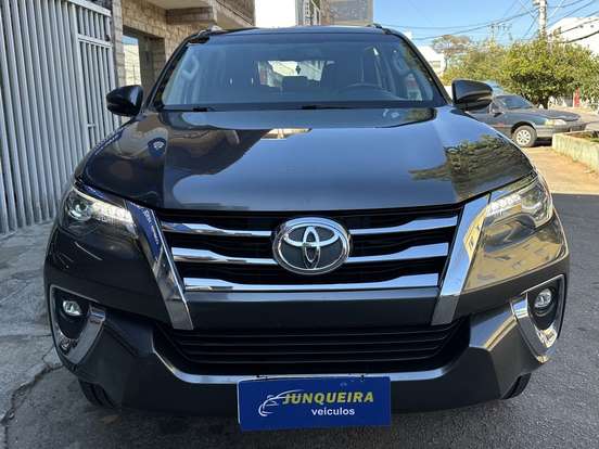 TOYOTA-HILUX SW4-2.8 SRX 4X4 7 LUGARES 16V TURBO INTERCOOLER DIESEL 4P AUTOMÁTICO TOYOTA-HILUX SW4-2019