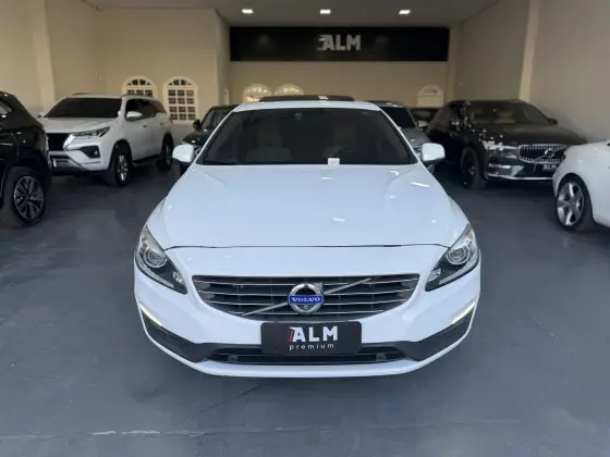 VOLVO S60 2.0 T5 MOMENTUM 16V TURBO GASOLINA 4P AUTOMÁTICO VOLVO S60 2.0 T5 MOMENTUM 16V TURBO GASOLINA 4P AUTOMÁTICO